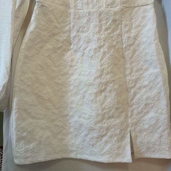 NWT White Bridal Dress with floral imprint, sleeves and small slit size Medium - Picture 14 of 14